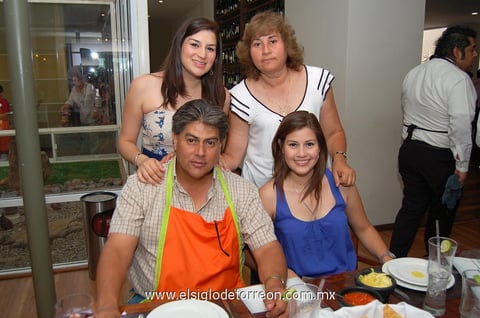 20062012 EVA , Tere e Índira Cárdenas junto a Héctor.