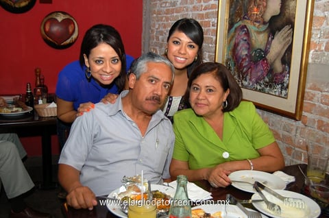 20062012 MIGUEL JR. , Daniel, Lupita y Marilú, festejaron a Miguel en familia.