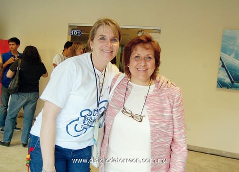 19062012 CRISTY  y Paty, fueron captadas por la lente de El Siglo.