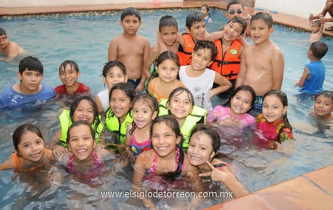 21062012 LAS GEMELAS  Luisa y Sofía Gutiérrez Rodríguez junto a sus amiguitos.