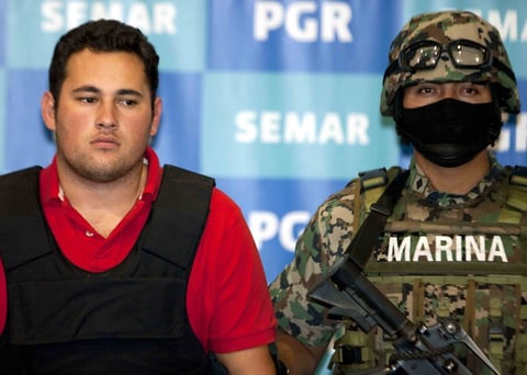 Al momento de su captura se le aseguraron dos armas largas y dos cortas, cuatro granadas, 135 mil dólares americanos, 295 mil pesos, identificaciones con distintos nombres y dos vehículos.