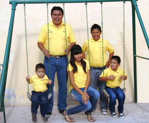 22062012 FELIZ   Día del Padre le hicieron sentir a Cándido Márquez Hernández, sus hijos Marlén, Alexis, Gael y Adolfo.