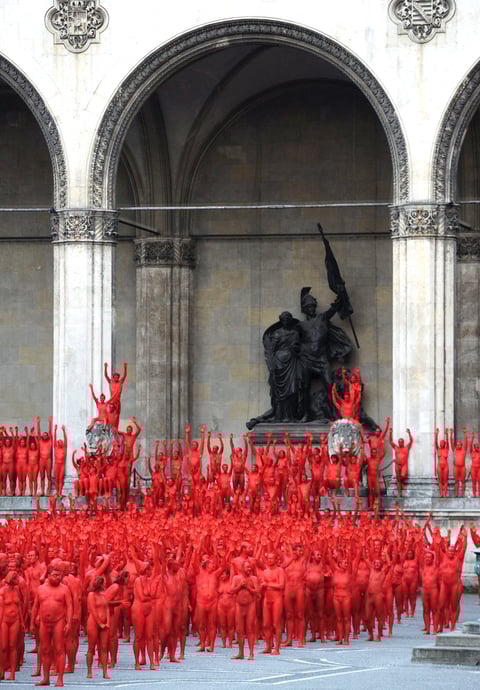Spencer Tunick quiso así rendir homenaje a la aclamada obra de Wagner centrada en las luchas entre dioses, héroes y criaturas mitológicas en torno a un anillo mágico que otorga dominación sobre el mundo entero.