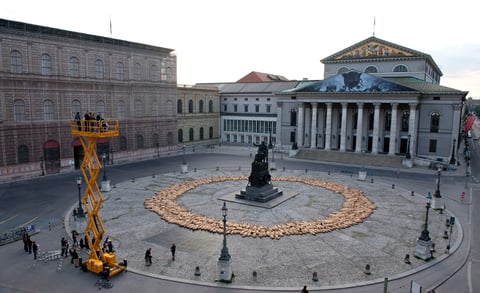 Así, en el Salón Real del Teatro Nacional, una montaña de cuerpos dorados simbolizará la riqueza acumulada.