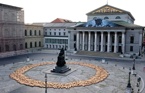 Tunick, conocido por sus sesiones en lugares públicos con modelos desnudos, pretende reproducir con los participantes, cubiertos únicamente con pintura corporal de color oro o rojo, motivos de la tetralogía wagneriana "El anillo del Nibelungo".