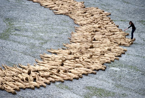 Más de mil personas se han presentado para posar desnudas para el fotógrafo estadounidense Spencer Tunick con motivo de la inauguración del Festival de Ópera de Múnich.