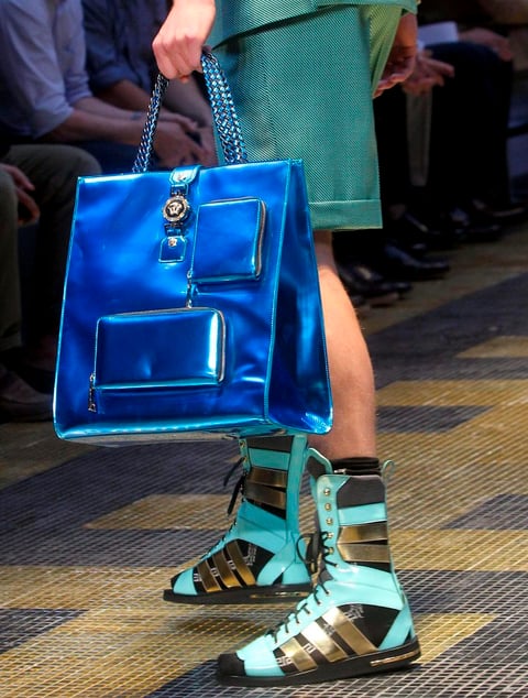 Versace presentó también bolsos de su colección.