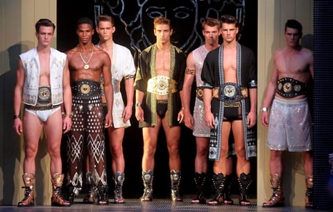 Versace presentó su colección primavera/verano 2013 en la Semana de la Moda Maculina de Milán.