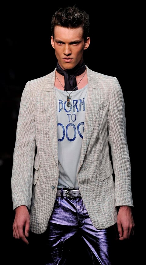 Un modelo luce una propuesta de Trussardi durante el desfile de la Semana de la Moda Masculina de Milán.