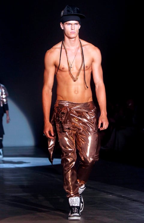 Modelo luce un diseño de la colección primavera/verano 2013 de Frankie Morello.