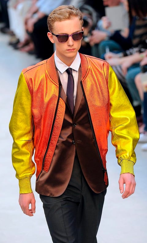 Un modelo luce una propuesta de la colección primavera/verano 2013 de Burberry Prorsum durante el desfile celebrado en la jornada de apertura de la Semana de la Moda Masculina de Milán.