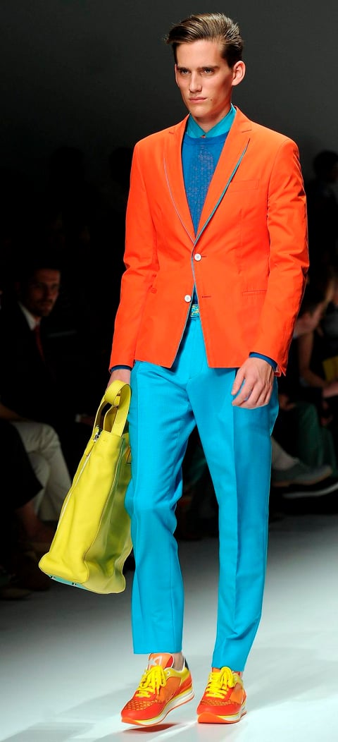 Modelo luce una propuesta de la colección primavera/verano 2013 de Salvatore Ferragamo.