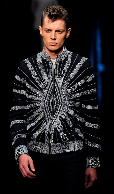 Un modelo luce una propuesta de la colección primavera/verano 2013 de Cavalli durante el desfile de la Semana de la Moda Masculina de Milán, en Italia.