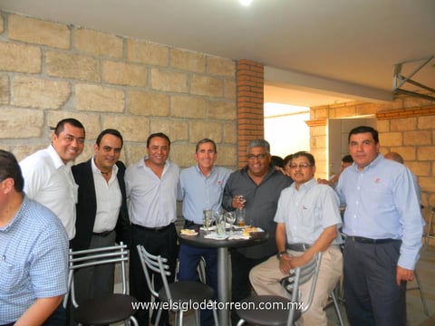 23062012 SOCIOS  comerciales del despacho disfrutaron del brindis.