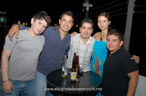 23062012 PERLA  Pérez, festejando su cumpleaños en compañía de Ferrel, César, Jorge y John.
