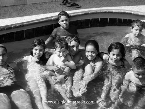 23062012 MICHELLE  y Dania Llanas, María, Leo y Hugo Quintero, Faviola D'yanira, disfrutaron de un refrescante chapuzón.