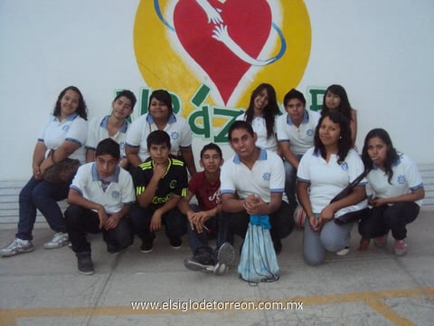 23062012 ALUMNOS  de la E.S.T 77 llevaron alegría y regalos a niños y ancianos necesitados.