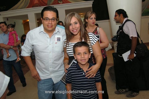 24062012 VíCTOR,  Karla y Pato.