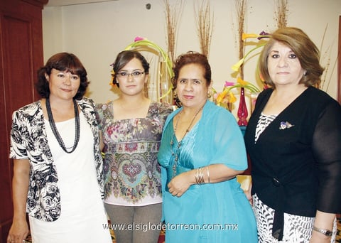 24062012 ALEJANDRA  Núñez Herrera junto a las organizadoras de su festejo prenupcial.