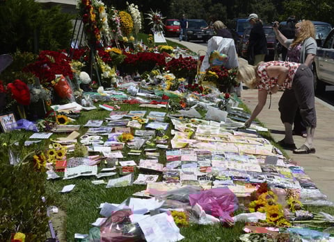 Flores, Fotografías y Cartas llenaron  la entrada del Gran Mausoleo del camposanto angelino donde yacen los restos del cantante.