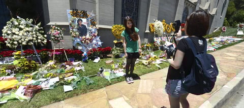 Seguidores de Michael Jackson aprovecharon para tomarse fotos frente a las ofrendas.