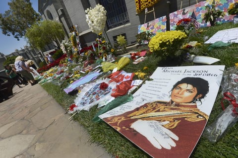 Algunos visitantes pudieron incluso lograr el autógrafo y fotografiarse con Randy Jackson, hermano del "rey del pop", que se acercó hasta el cementerio para presentar sus respetos al difunto artista.
