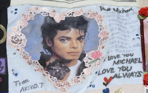 Seguidores escribieron postales al Rey del Pop.