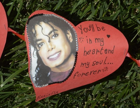 Junto a las flores también se pudieron ver carteles, osos de peluche y fotografías de Jackson en ese enclave convertido ya en uno de los centros de peregrinación anual de los fanáticos del autor de "Thriller".