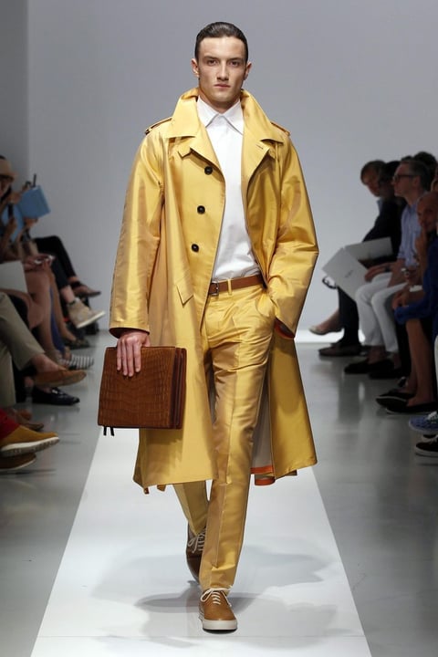 Un modelo desfilando con una creación de la colección primavera-verano de Versace, durante la Semana de la Moda de Milán, Italia.