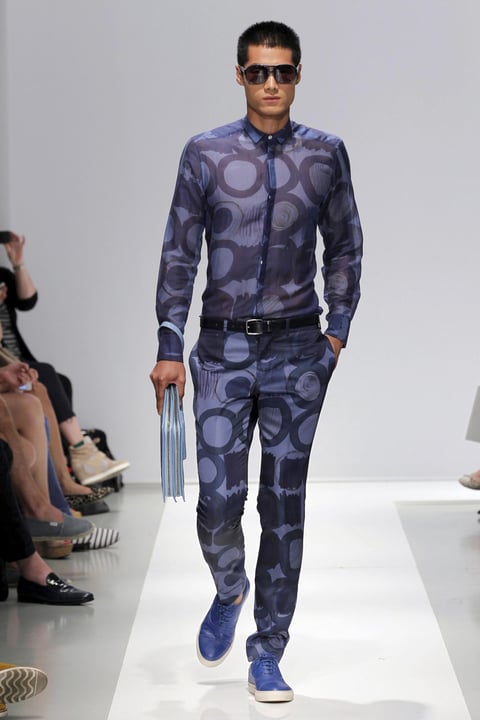 Un modelo desfilando con un conjunto de la colección primavera-verano de Versace, durante la Semana de la Moda de Milán, Italia.
