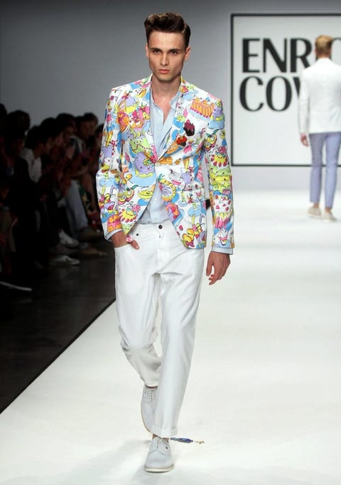 Un modelo camina por la pasarela con un traje de la firma Enrico Coveri para la temporada primavera/verano.