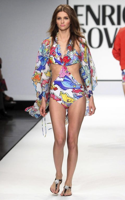 MMU065 MILÁN (ITALIA), 26/06/2012.- Una modelo luce su cuerpo con una pieza de la colección femenina de la firma Enrico Coveri.