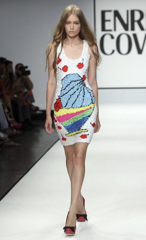 Un vestido corto de la colección femenina de la firma Enrico Coveri.