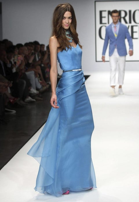 Un vestido azul de noche de la colección femenina de la firma Enrico Coveri para la temporada primavera/verano.