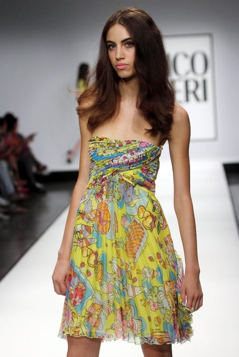 Una modelo desfila un vestido corto de la colección femenina de la firma Enrico Coveri.