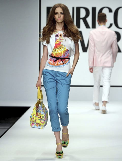 Una modelo luce un conjunto casual de la colección femenina de la firma Enrico Coveri para la temporada primavera/verano.