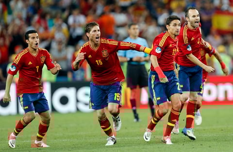 Las dos caras, España festeja el pase a la final de la Eurocopa. (EFE)