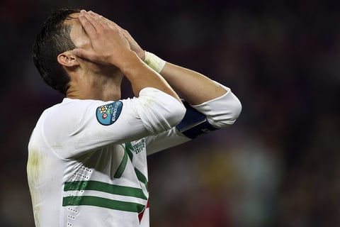 Cristiano Ronaldo se lleva las manos a la cara lamentando la derrota. (EFE)
