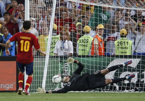 Fabregas se plantaba para conseguir el pase a la final de la Eurocopa. (EFE)