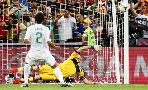 Bruno Alves quedaba como el villano para Portugal tras fallar el penal. (EFE)