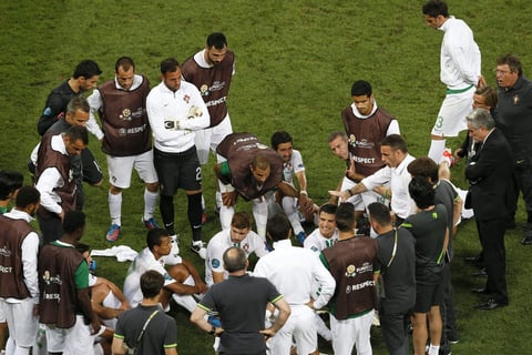 Los portugueses reciben indicaciones de su entrenador. (EFE)