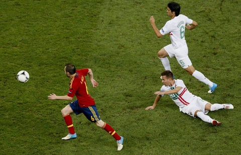 Iniesta daba un gran juego sin embargo España no lograba concretar en la zona final. (EFE)