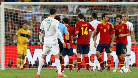 Ronaldo se prepara para patear un tiro libre que no encontraría la portería. (EFE)
