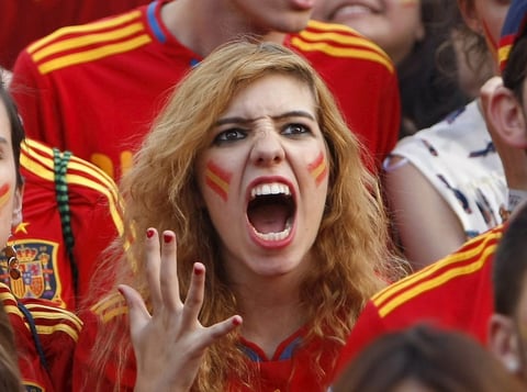 Una aficionada de la selección española reacciona ante el partido 'apretado' ante Portugal. (EFE)