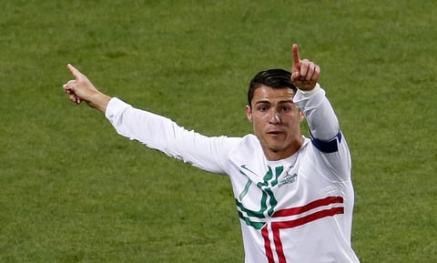 Cristiano Ronaldo buscando acomodar a su selección en el campo. (EFE)