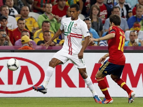 Nani buscaba generar opciones de peligro, intentando superar a Jordi Alba. (EFE)