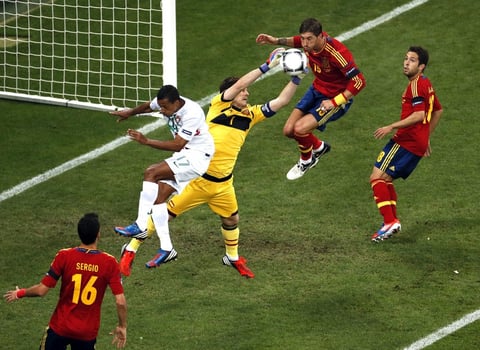 Iker Casillas frenaba un ataque encabezado por el portugués Hugo Almeida. (EFE)