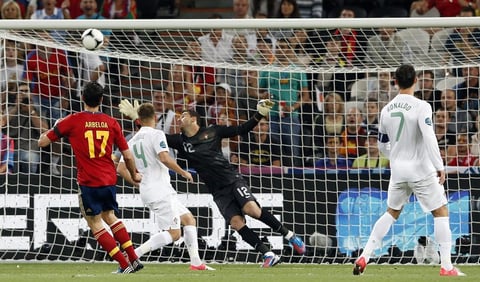 Las acciones arrancaban en el Donbass Arena con un tiro de Alvaro Arbeloa. (EFE)