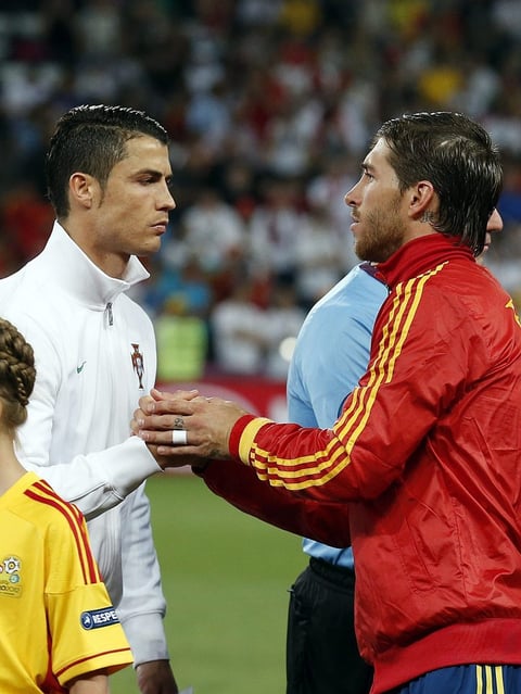 Cristiano Ronaldo y Sergio Ramos, compañeros en el Real Madrid, se saludaban antes del silbatazo inicial. (EFE)