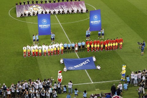 Iniciaba el partido en Donetsk, Ucrania, entre las selecciones de España y Portugal. (EFE)